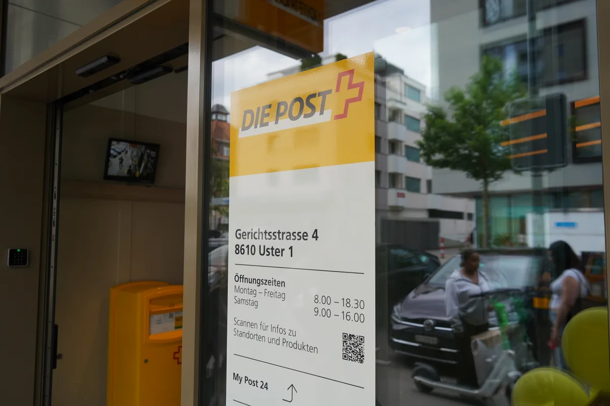 Eingang der Post Uster an der Gerichtsstrasse.